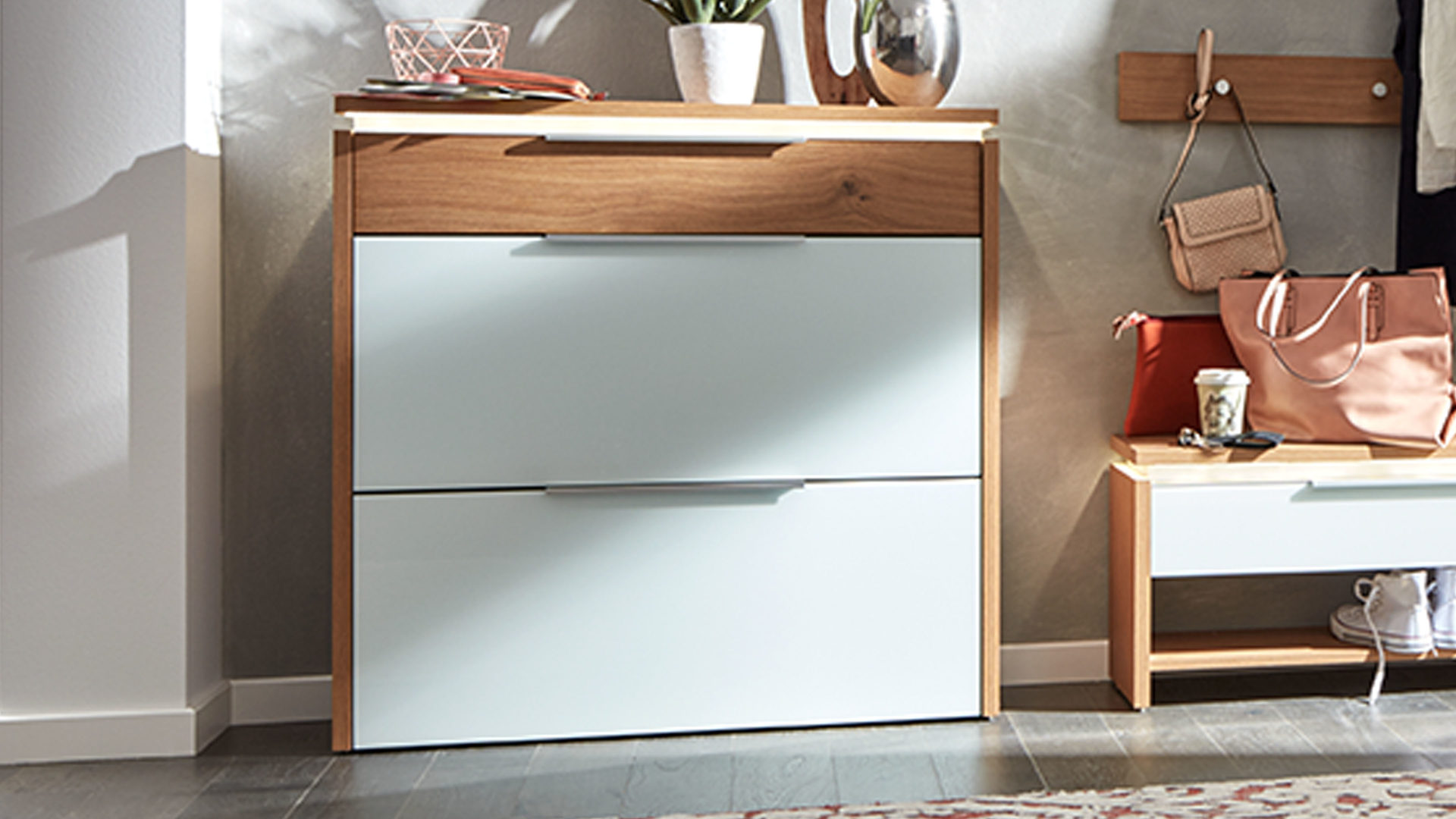 Schuhschrank Arredokit | il aus Nachbildung in Holzfarben Interliving Garderoben Serie 6002 – Schuhschrank eichefarbene Kunststoffoberflächen & weißes Glas – zwei Klappen, eine Schublade