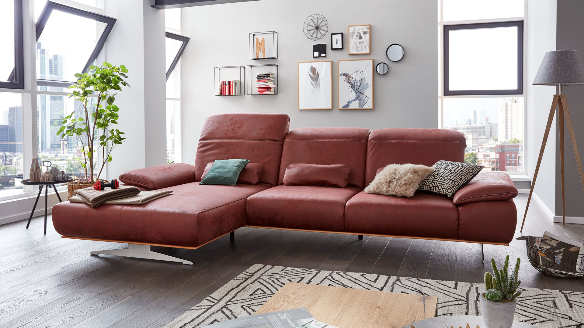 Ecksofa Zehdenick | il aus Stoff in Rot Interliving Sofa Serie 4300 – Ecksofa mit Funktionen und Nierenkissen rote Mikrofaser Mustang wine – Stellfläche ca. 198 x 304 cm