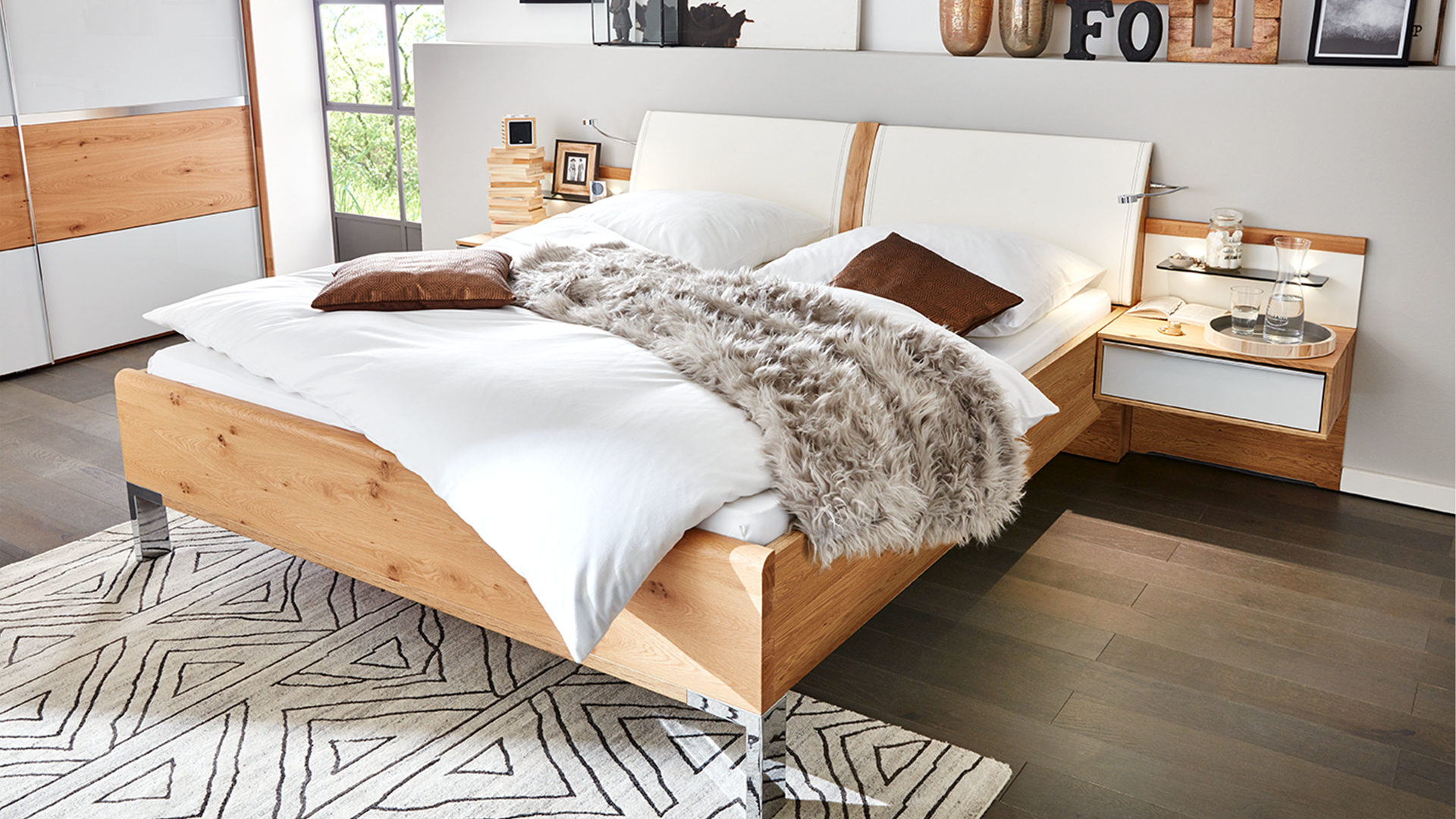 Doppelbett Wiemann oeseder | il aus Stoff in Weiß Interliving Schlafzimmer Serie 1202 – Bettgestell mit Nachtkonsolen Balkeneiche & weißes Kunstleder – Liegefläche 180 x 200 cm
