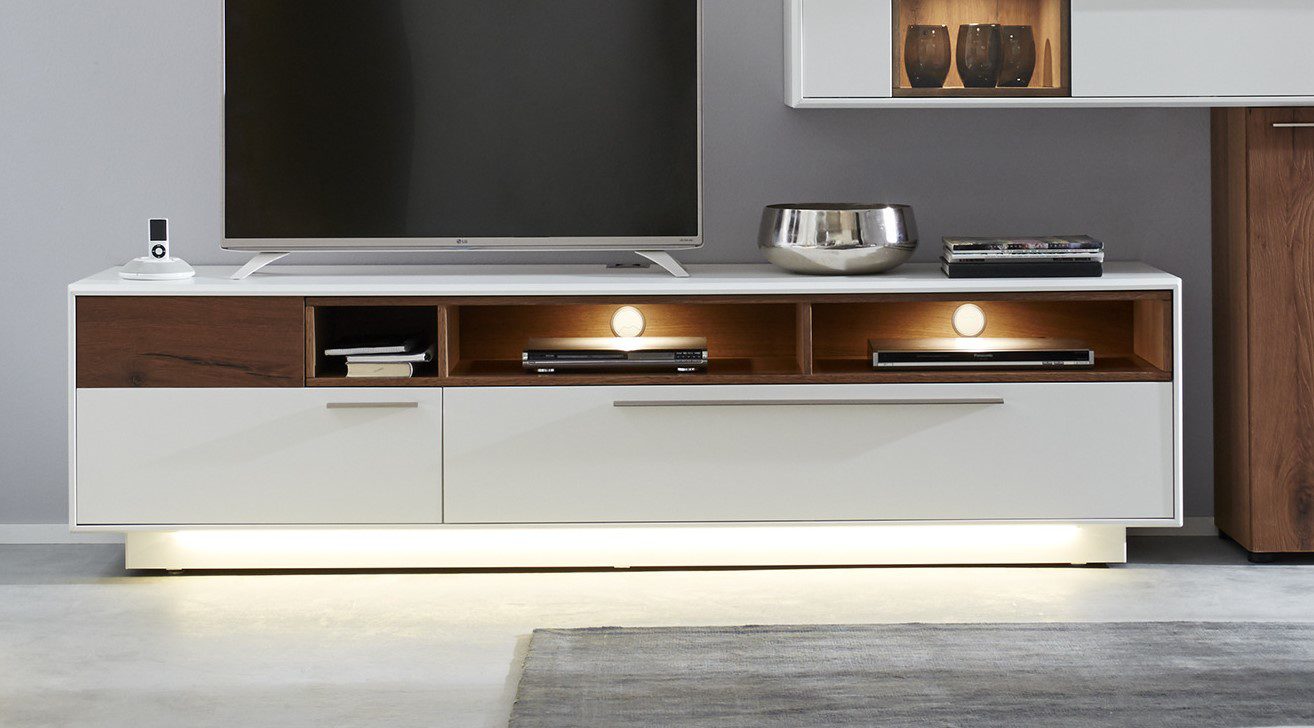 Lowboard Die hausmarke | il aus Holz in Holzfarben Interliving Wohnzimmer Serie 2102 – Medienboard 510203 mit Beleuchtung dunkles Asteiche-Furnier & weißer Mattlack – Breite ca. 215 cm