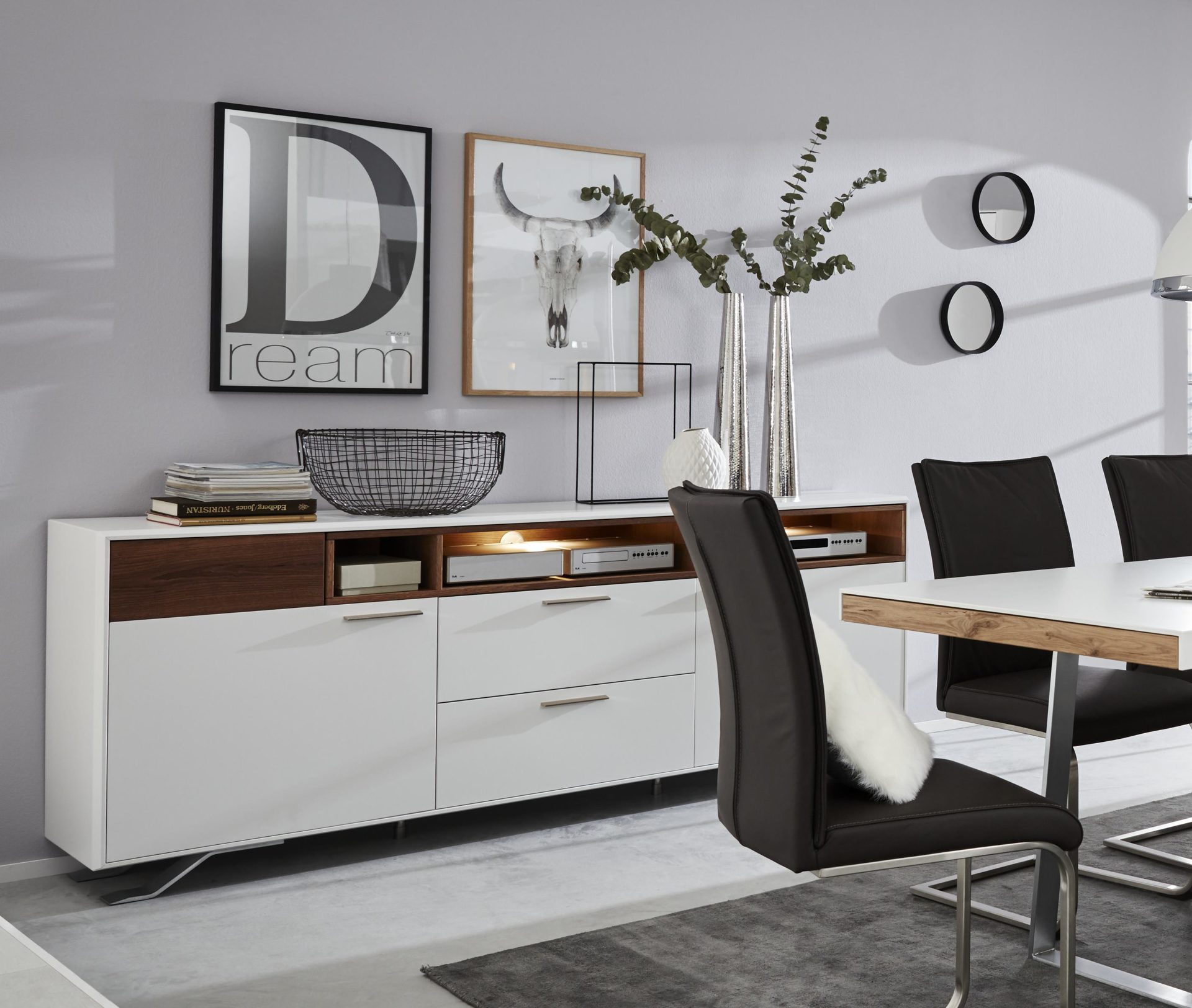 Sideboard Die hausmarke | il aus Holz in Weiß Interliving Wohnzimmer Serie 2102 – Sideboard 510366 mit Beleuchtung dunkles Asteiche-Furnier & weißer Mattlack, Metallkufen – zwei Türen, zwei Schubladen & drei offene Fächer