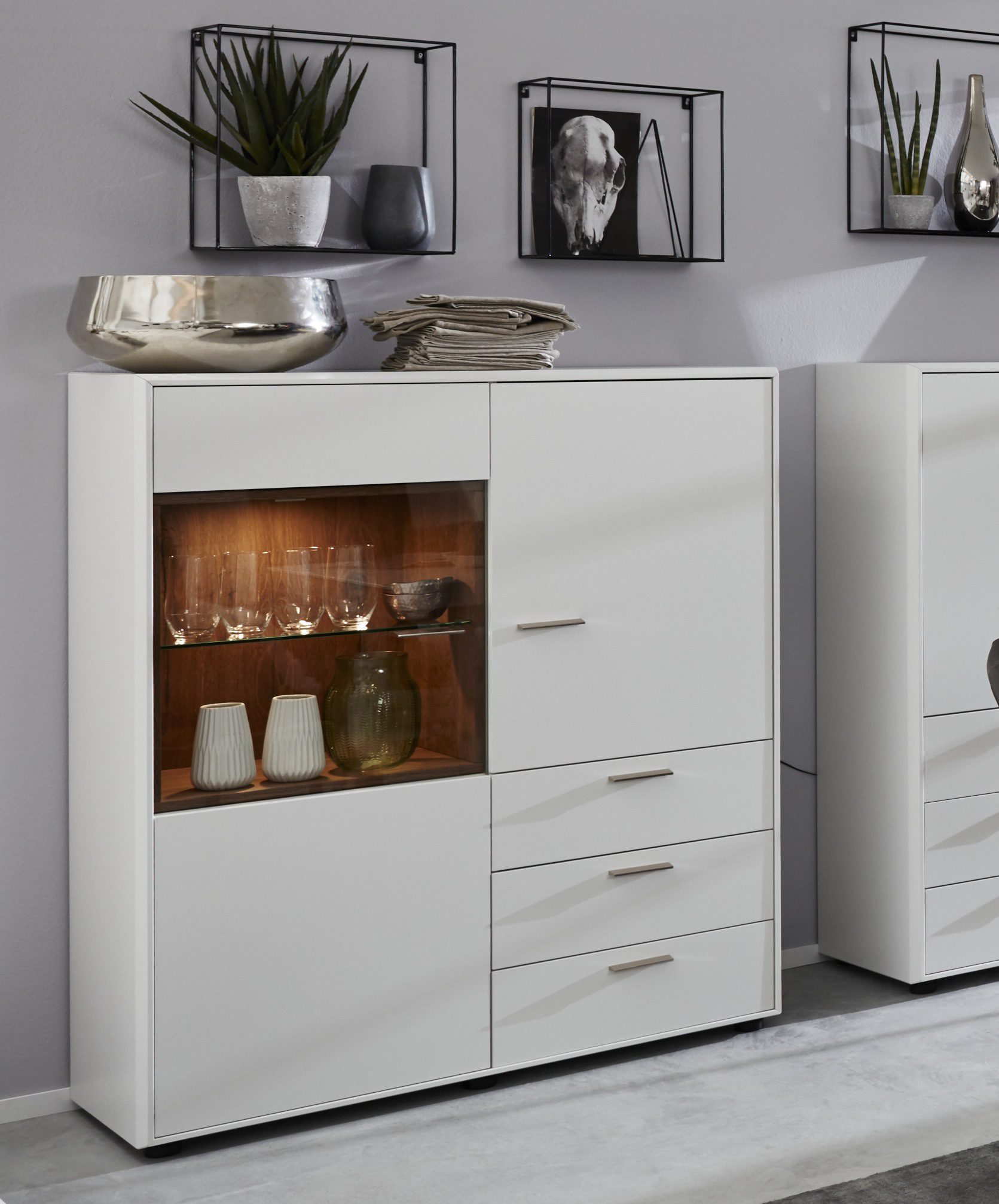 Highboard Die hausmarke | il aus Holz in Weiß Interliving Wohnzimmer Serie 2102 - Highboard 510540 mit Beleuchtung dunkles Asteiche-Furnier & weißer Mattlack – drei Türen, drei Schubladen