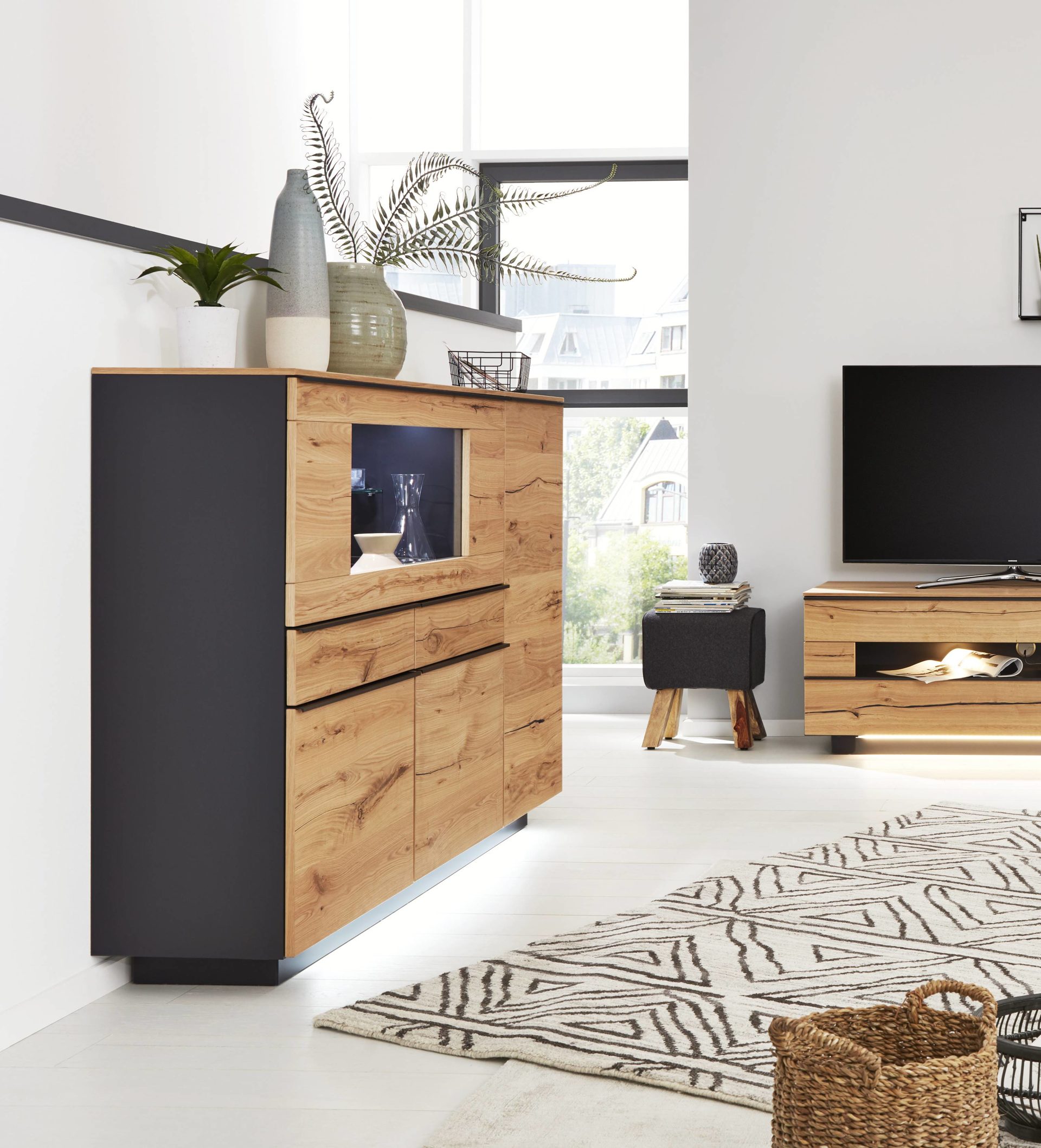 Highboard Die hausmarke | il aus Holz in Schwarz Interliving Wohnzimmer Serie 2103 – Highboard 560713 mit Beleuchtung schieferschwarzer Lack & Asteiche - zwei Türen, zwei Schubladen, eine Klappe