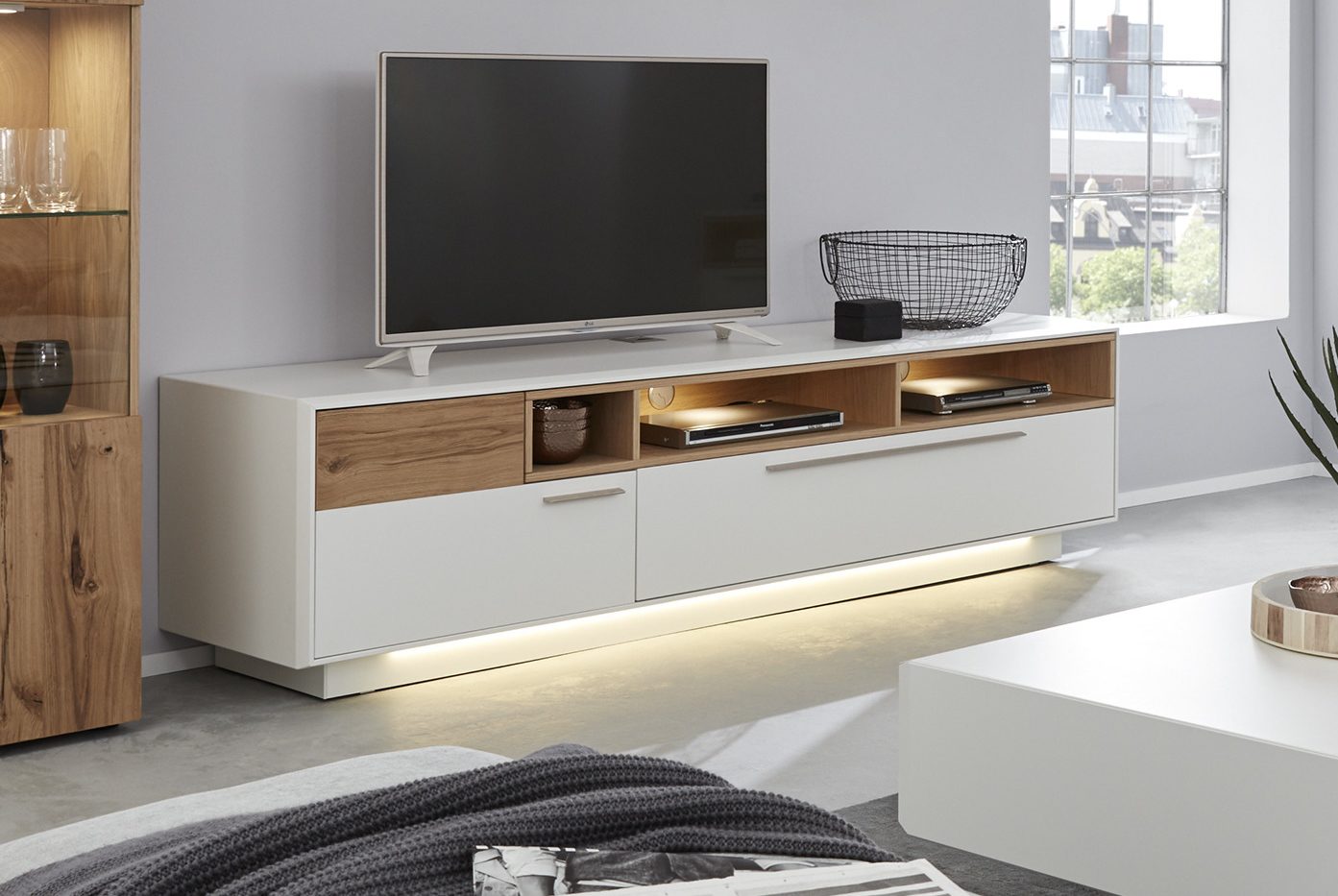 Lowboard Die hausmarke | il aus Holz in Weiß Interliving Wohnzimmer Serie 2102 - Medienboard mit Beleuchtung helles Asteiche-Furnier & weißer Mattlack – Breite ca. 215 cm