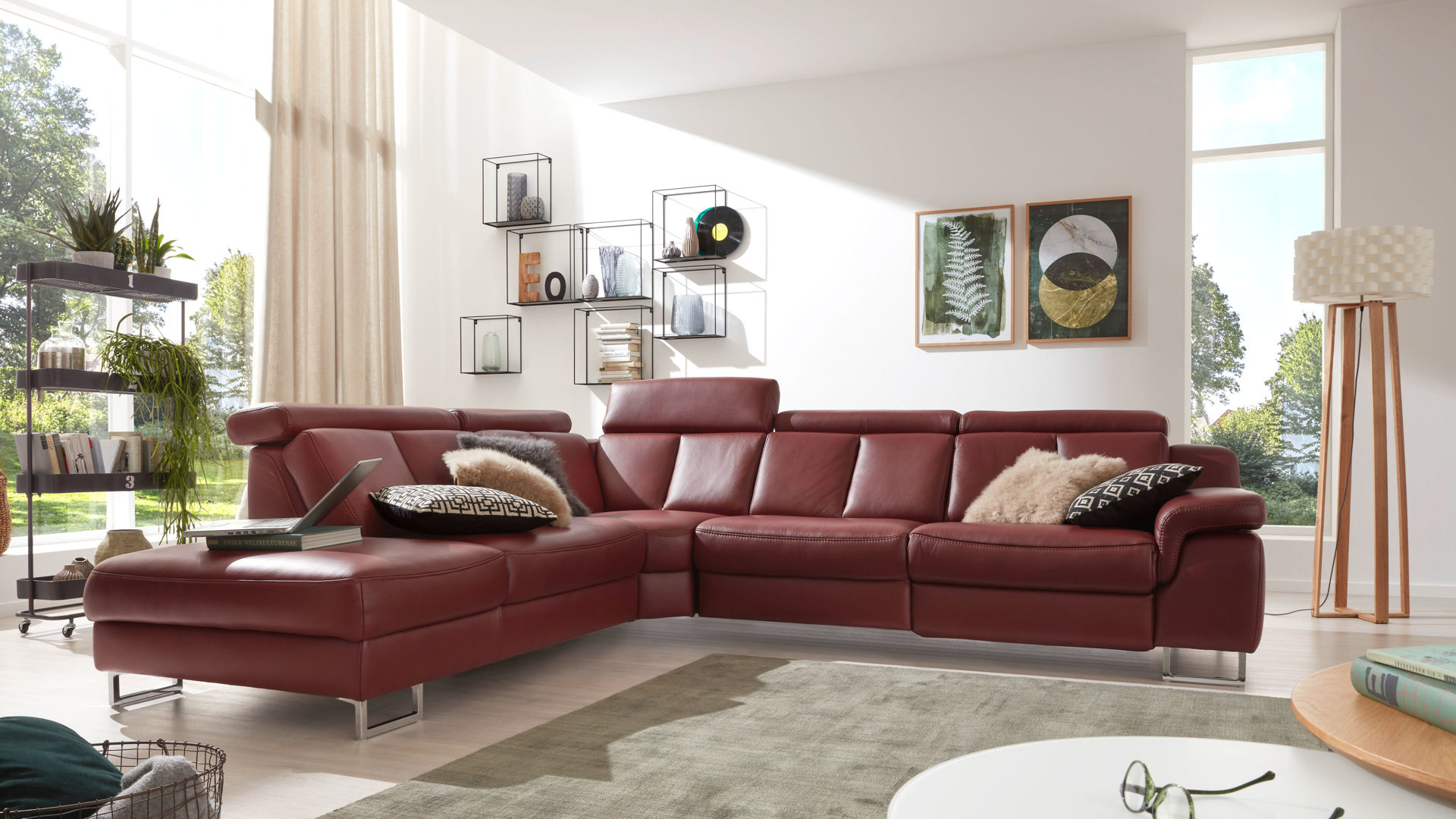Ecksofa Hukla | il aus Leder in Rot Interliving Sofa Serie 4050 – Eckkombination barolofarbenes LongLife-Leder Credo & Chromfüße – Schenkelmaß ca. 261 x 300 cm
