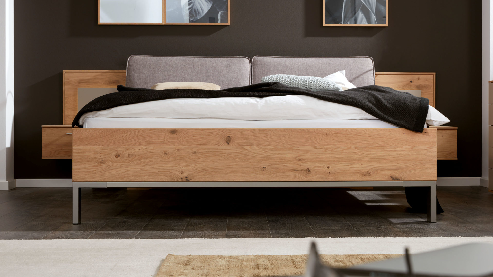 Doppelbett C. disselkamp | il aus Holz in Grau Interliving Schlafzimmer Serie 1008 – Bettgestell mit Nachtkonsolen taupefarbene Lackoberflächen & Balkeneiche – Liegefläche ca. 180 x 200 cm