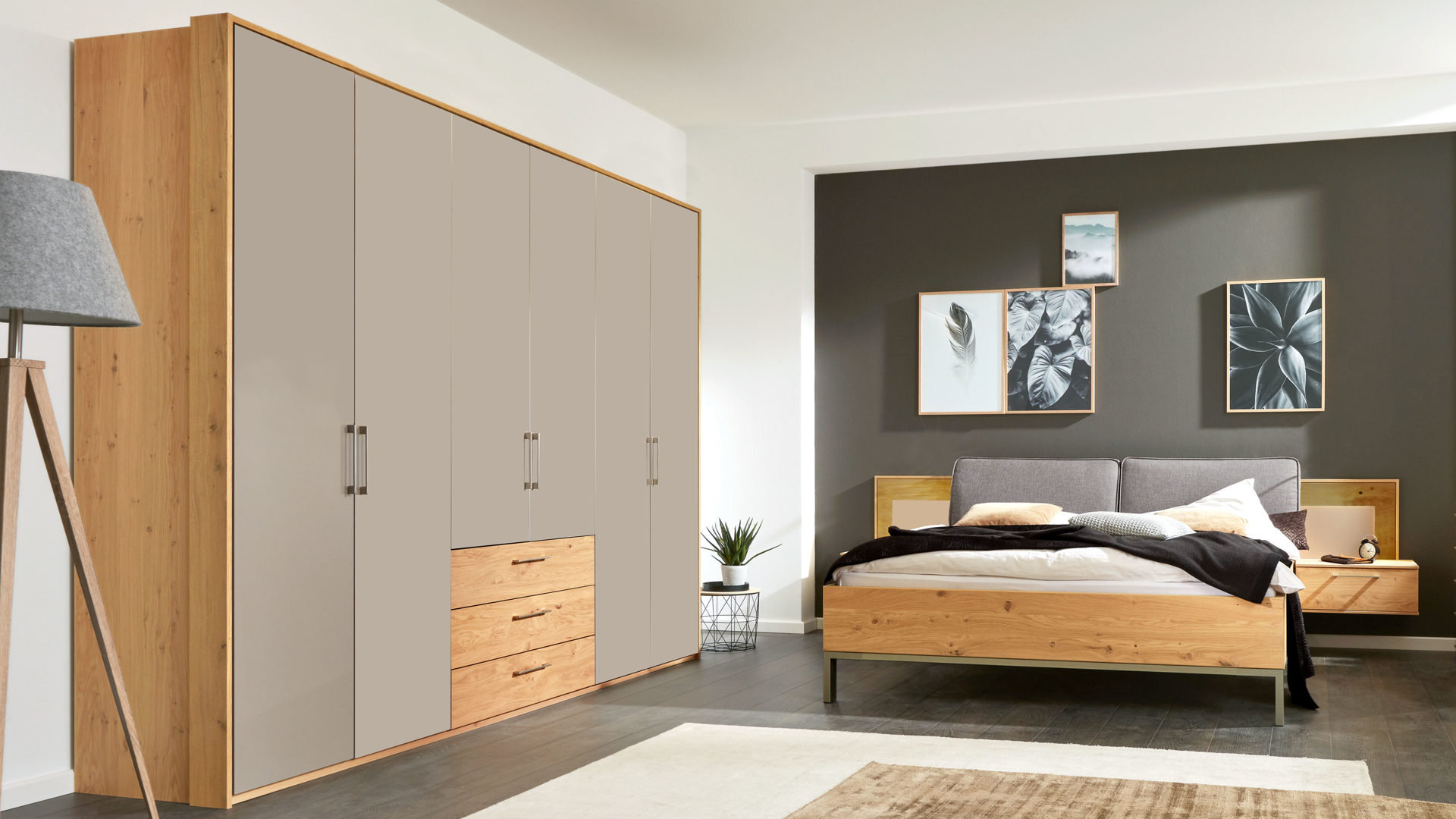 Komplettzimmer C. disselkamp | il aus Holz in Grau Interliving Schlafzimmer Serie 1008 – Schlafzimmerkombination taupefarbene Lackoberflächen & Balkeneiche – vierteilig, Kombi-Kleiderschrank