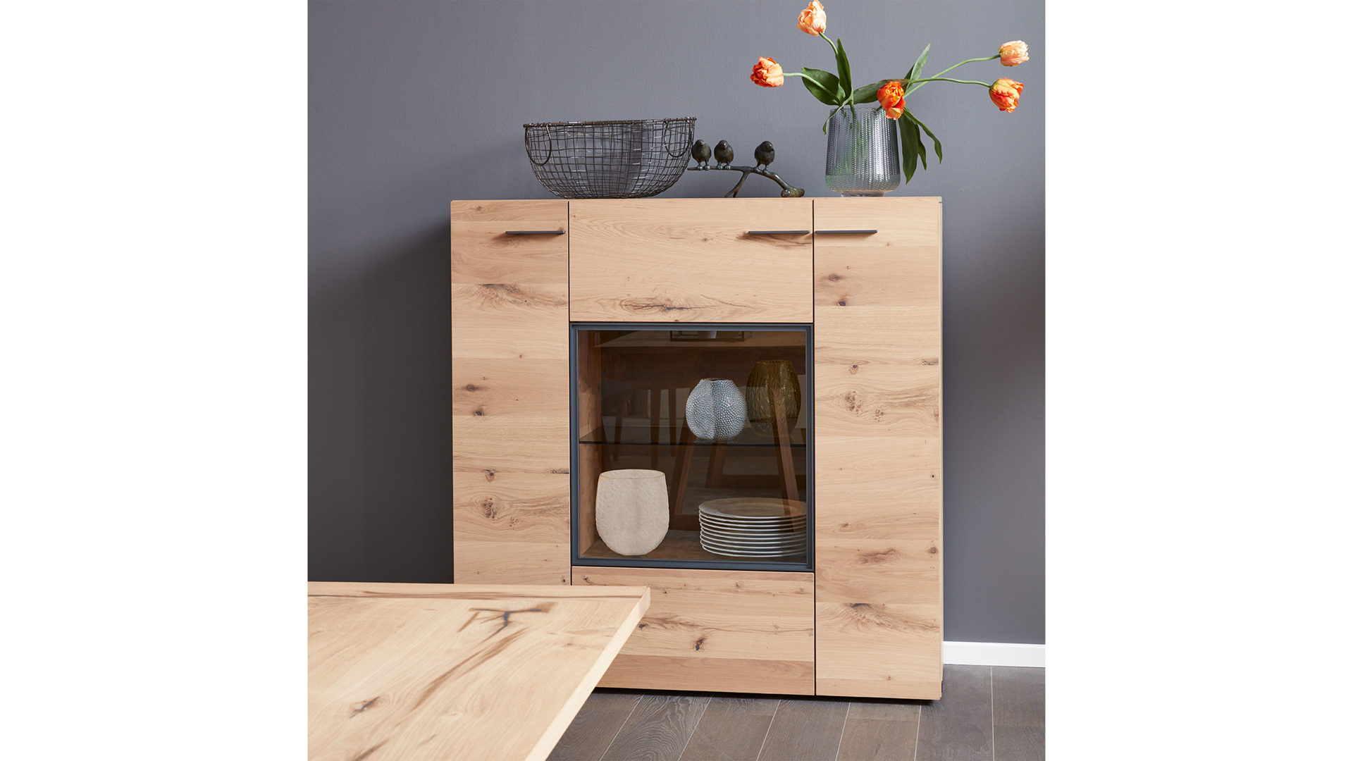 Highboard Voglauer | il aus Holz in Holzfarben Interliving Wohnzimmer Serie 2004 – Highboard Wildeiche & Parsolglas – drei Türen