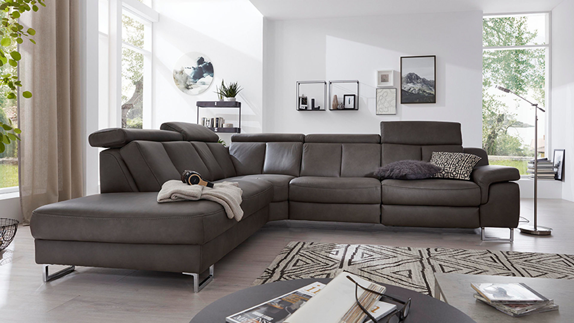Ecksofa Hukla | il aus Leder in Grau Interliving Sofa Serie 4050 – Eckkombination graues LongLife-Leder Cloudy Grey & Chromfüße – Schenkelmaß ca. 261 x 300 cm