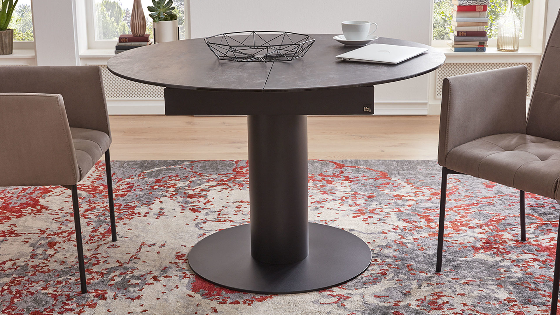 Auszugtisch Mwa | il aus Keramik in Grau Interliving Esszimmer Serie 5104 – Auszugtisch dunkelgraue Tischplatte Industrial & schwarzes Metallgestell – Durchmesser ca. 120-180 cm