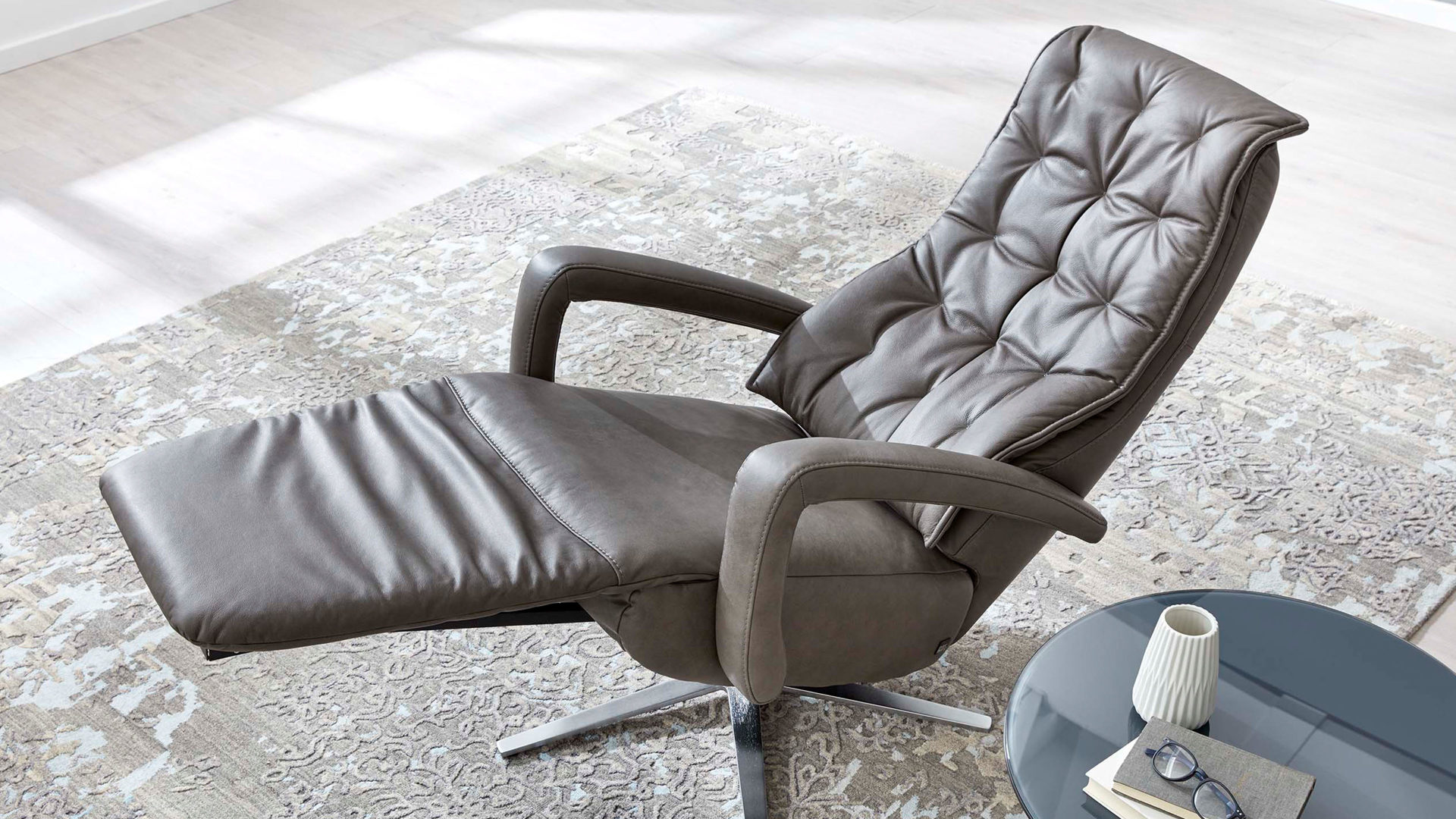 Relaxsessel Hukla | il aus Leder in Grau Interliving Sessel Serie 4502 – grauer Relaxsessel graues LongLife-Leder Cloudy grey & Edelstahl-Sternfuß