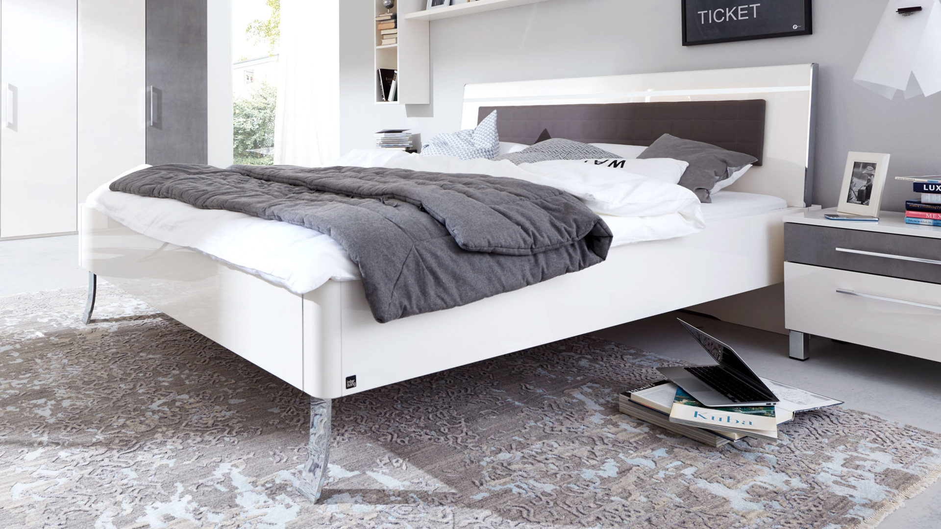 Doppelbett Loddenkemper | il aus Holz in Weiß Interliving Schlafzimmer Serie 1003 – Bettgestell Bianco weiße Hochglanzoberflächen - Liegefläche ca. 180 x 200 cm