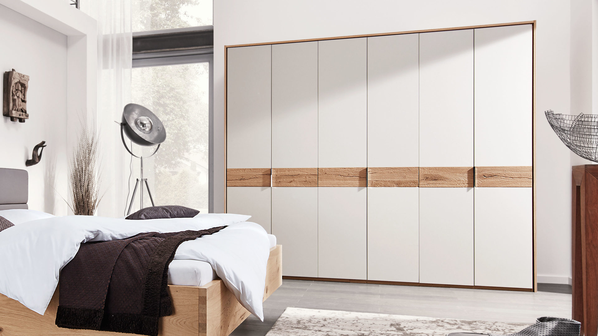 Kleiderschrank C. disselkamp | il aus Holz in Beige Interliving Schlafzimmer Serie 1002 – Kleiderschrank mit Passepartout sandfarbener Lack & Balkeneiche-Echtholzfurnier – sechs Türen