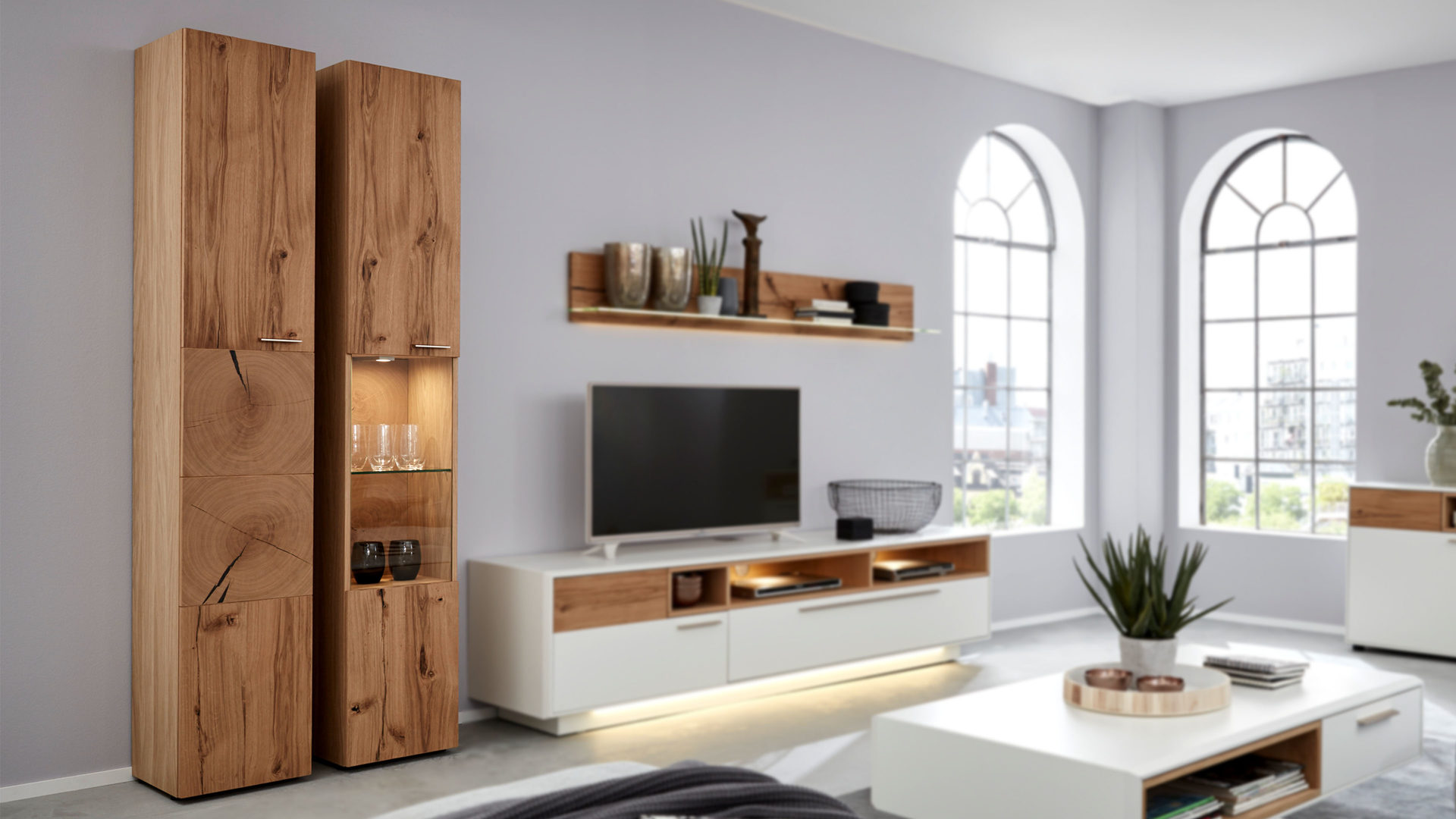 Vitrine Die hausmarke | il aus Holz in Holzfarben Interliving Wohnzimmer Serie 2102 – Vitrinenschrank 510466 mit Beleuchtung helles Asteiche-Furnier – eine Tür mit Glaseinsatz, Höhe ca. 213 cm