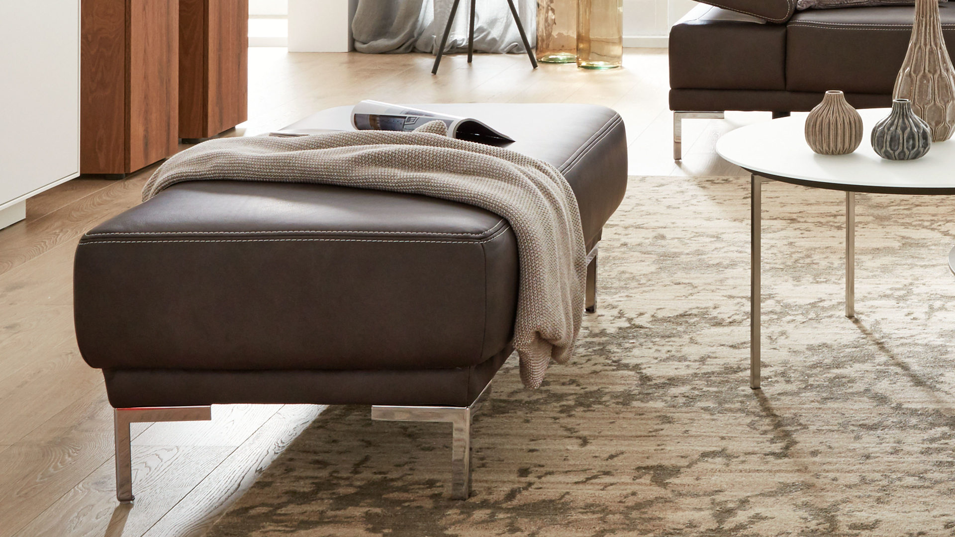 Polsterhocker Dietsch | il aus Leder in Grau Interliving Sofa Serie 4251 – XXL-Hocker dunkelgraues Leder Vintage grey & Metallfüße – ca. 125 x 65 cm