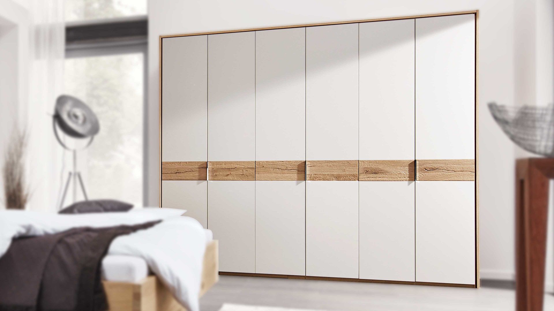 Kleiderschrank C. disselkamp | il aus Holz in Weiß Interliving Schlafzimmer Serie 1002 – Kleiderschrank mit Passepartout sandfarbener Lack & Balkeneiche – sechs Türen