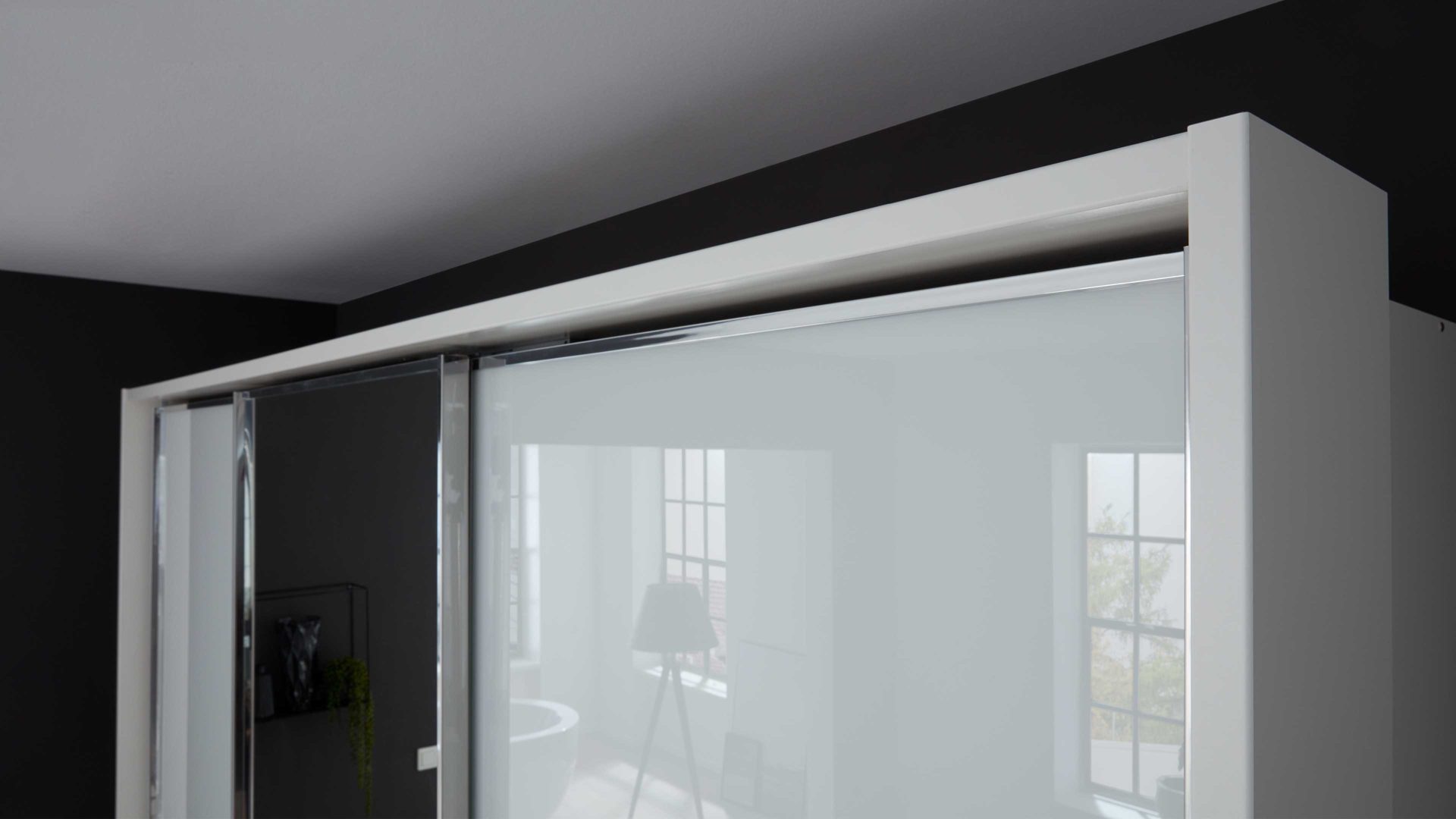 Passepartout Interliving aus Holz in Weiß Interliving Kleiderschrank Serie 1205 – Passepartoutrahmen Weiß - für ca. 300 cm Breite