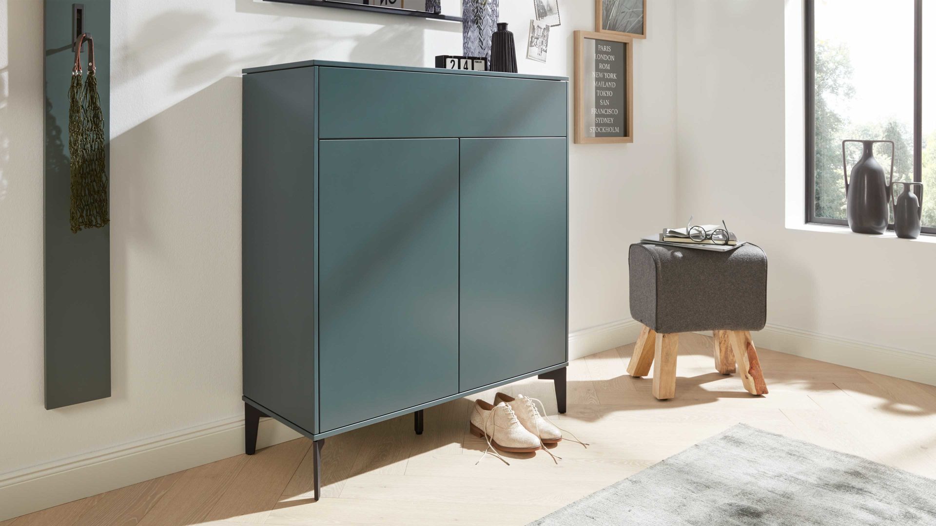 Kombikommode Interliving aus Holz in Dunkelgrün Interliving Garderoben Serie 6009 – Kommode 661802 Verdegrün - eine Schublade, zwei Türen