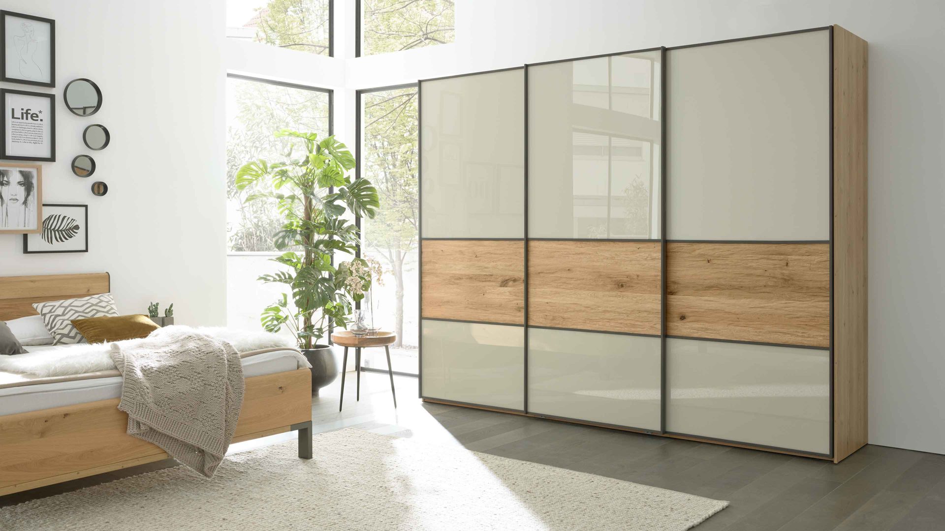 Kleiderschrank Interliving aus Holz in Hellgrau Interliving Schlafzimmer Serie 1027 – Schwebetürenschrank 801 Champagner & Eiche bianco - drei Türen, Breite ca. 250 cm