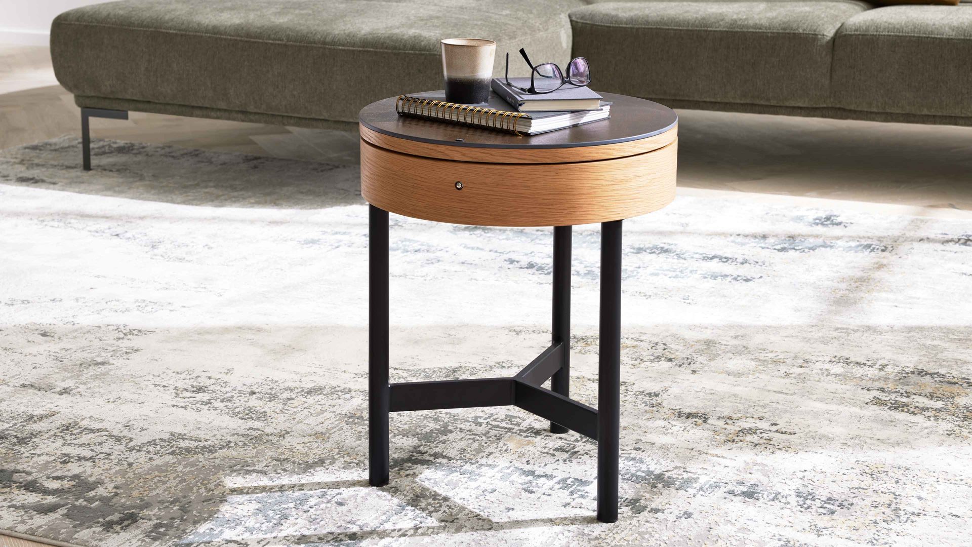 Beistelltisch Interliving aus Keramik in Dunkelbraun Interliving Couchtisch Serie 6216 - Beistelltisch titanfarbene Keramik, Eichefurnier & schwarzer Stahl - Durchmesser ca. 44 cm