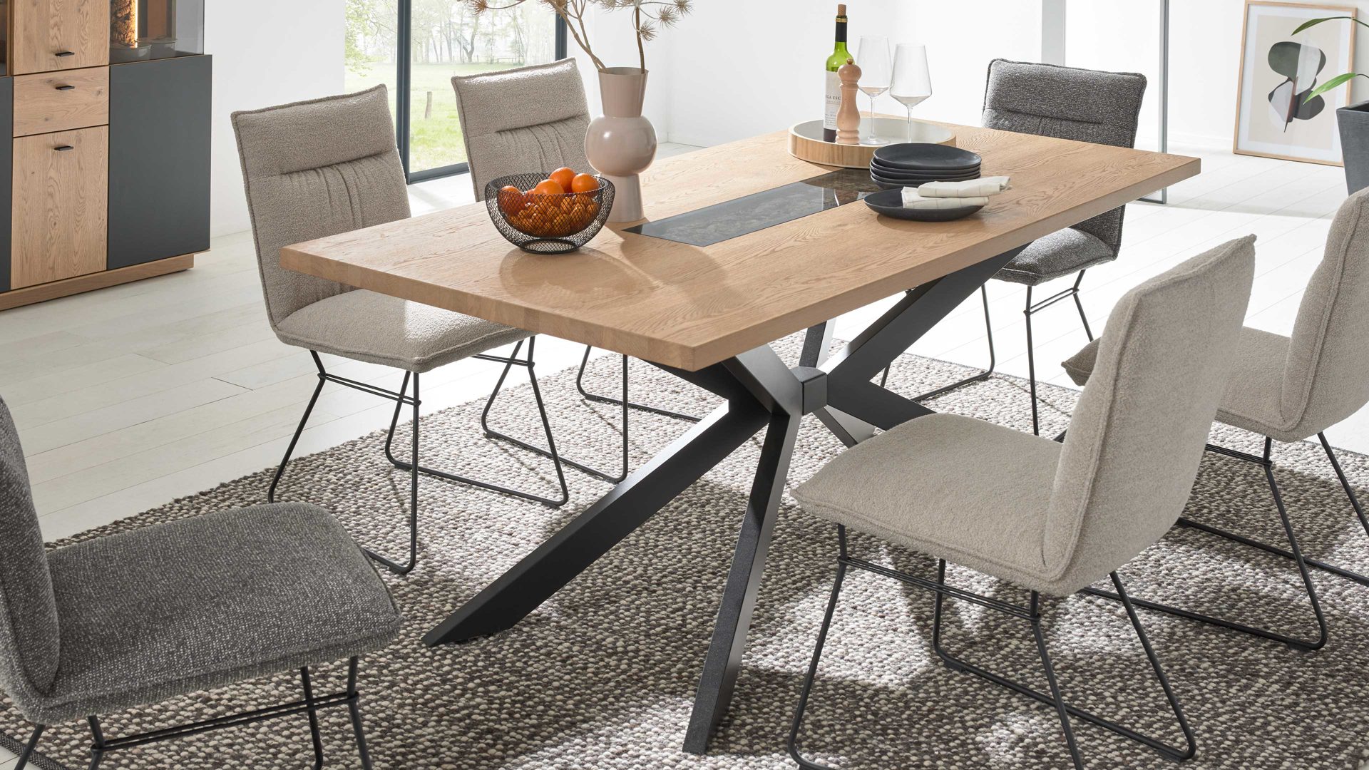 Esstisch Interliving aus Holz in Holzfarben Interliving Wohnzimmer Serie 2025 - Esstisch 01 Wildeiche, Anthrazit & Kork - ca. 200 x 95 cm