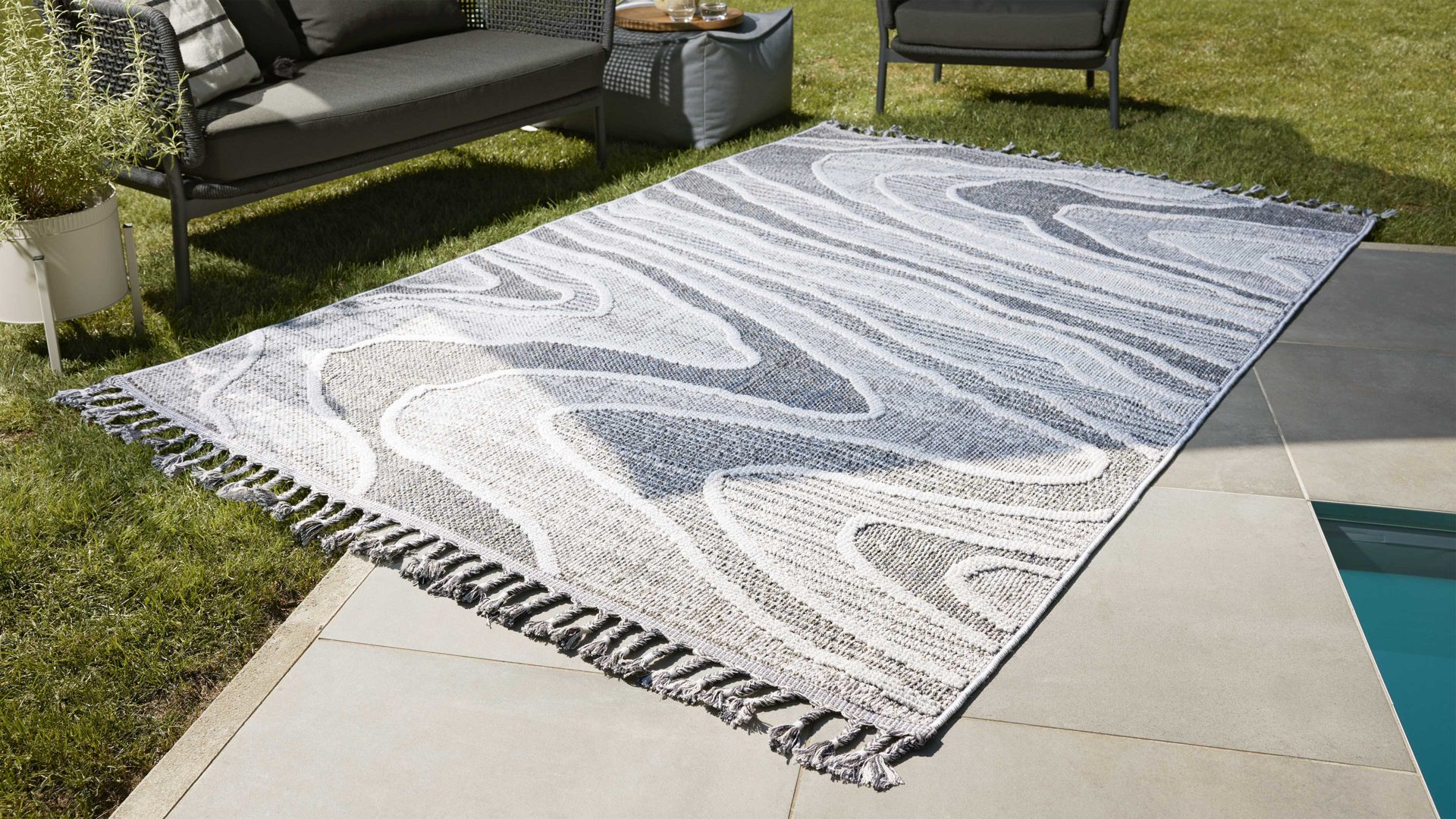 Outdoor-Teppich Interliving aus Kunstfaser in Grau Interliving Teppich Serie G-8020 - Outdoor-Teppich graues Linienmuster - ca. 133 x 190 cm