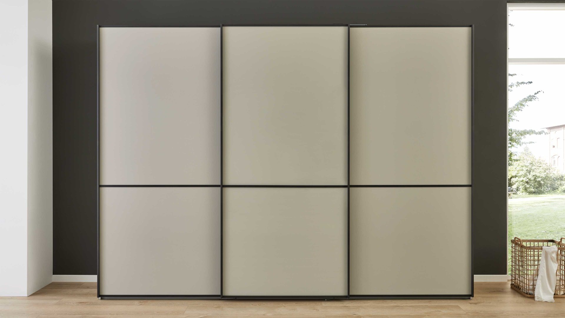 Kleiderschrank Interliving aus Holz in Hellgrau Interliving Kleiderschrank Serie 1205 – Schwebetürenschrank 637 Champagner & Schiefer – drei Türen, Breite ca. 300 cm