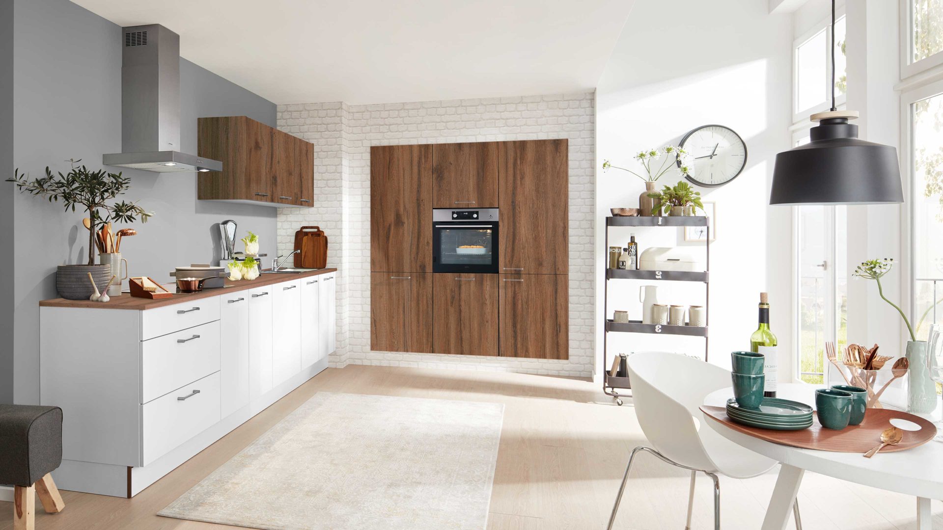 Einbauküche Interliving aus Holz in Weiß Interliving Küche Serie 3050 mit AEG Einbaugeräten Arcticweiß & Sierra Eiche – zweizeilig