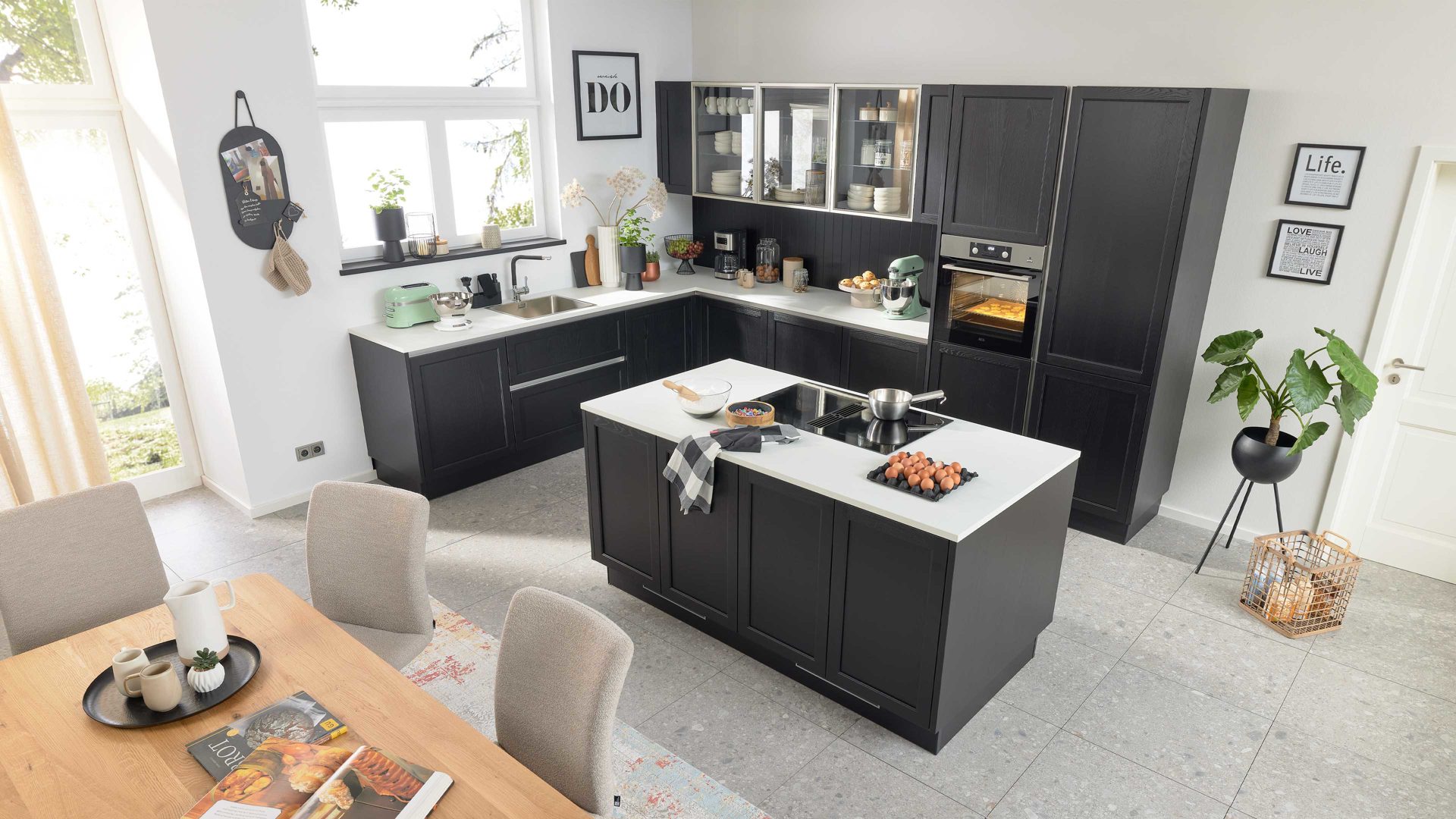 Einbauküche Interliving aus Holz in Schwarz Interliving Küche Serie 3067 mit AEG Einbaugeräten schwarze Esche – zweizeilig