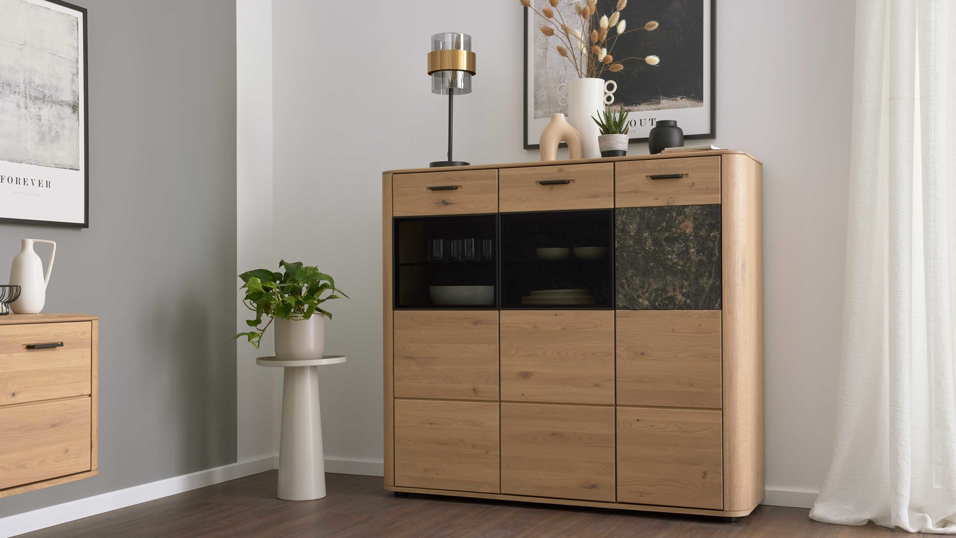 Sideboard Interliving aus Holz in Holzfarben  Wildeiche & Granit-Steinoptik - drei Türen, eine Schublade, Breite ca. 132 cm