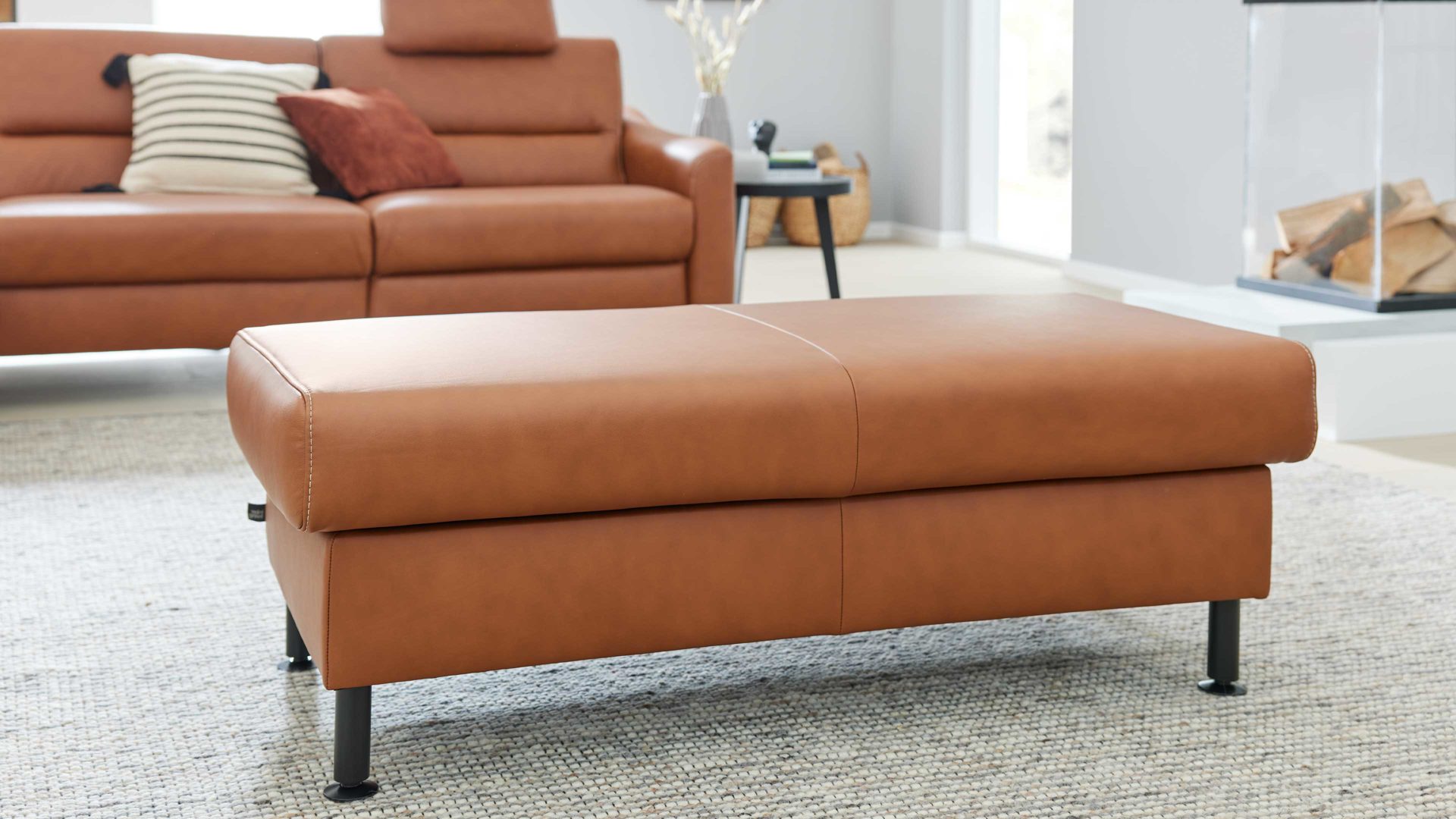 Polsterhocker Interliving aus Leder in Orange Interliving Sofa Serie 4355 – XXL-Polsterhocker parkettfarbenes Leder Vivre – ca. 131 x 68 cm