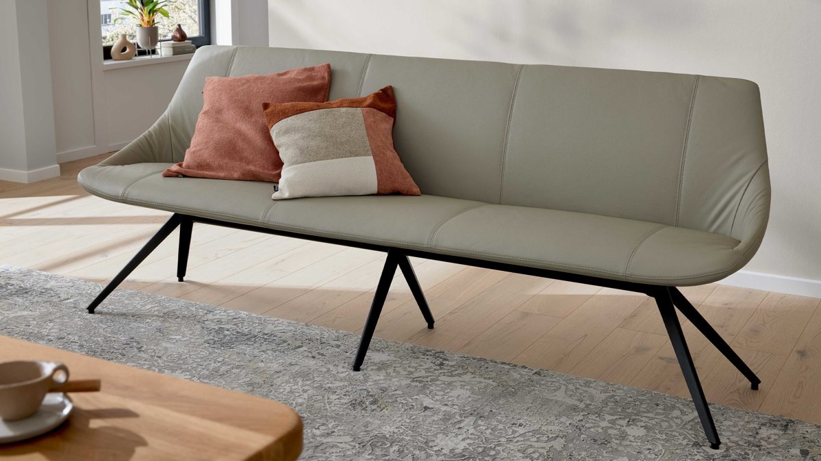 Polsterbank Interliving aus Leder in Beige Interliving Esszimmer Serie 5115 - Polsterbank Ravi R83L milchkaffeefarbenes Leder Tendens Latte & anthrazitfarbenes Metall - Länge ca. 215 cm