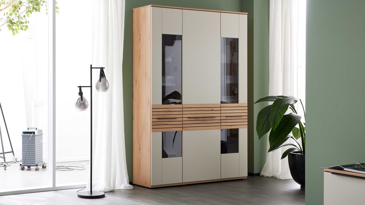 Vitrine Interliving aus Holz in Beige Interliving Wohnzimmer Serie 2032 - Vitrine A15040 Sandbeige & Balkenbuche - dreiteilig, Länge ca. 150 cm
