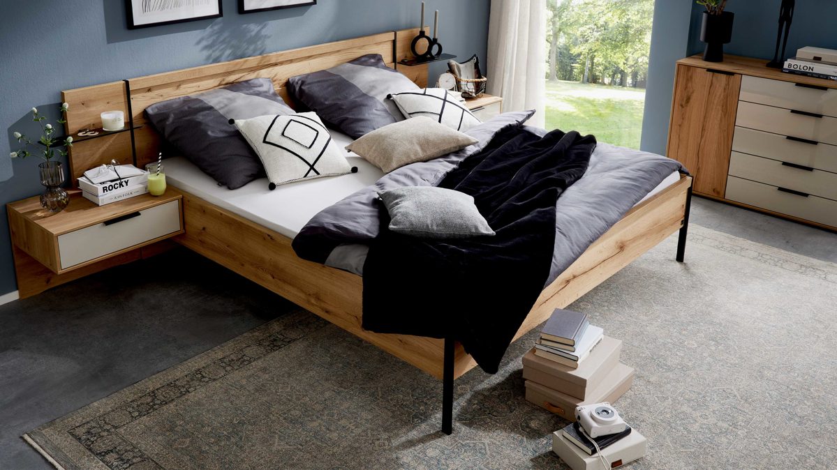 Möbelbeleuchtung Interliving aus Holz in Holzfarben Interliving Schlafzimmer Serie 1034 – Bettgestell mit Nachtkonsolen und Beleuchtung champagnerfarbenes Glas & Eiche Bianco - Liegefläche ca. 180 x 200 cm