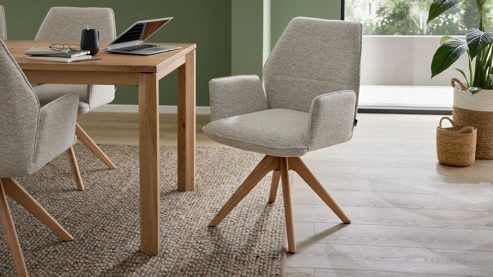 Tischgruppe Interliving aus Holz in Holzfarben Interliving Esszimmer Serie 5102 – Essgruppe im Skandi-Style Eiche Bianco & leinenfarbener Jacquard Lodge L07 - siebenteilig