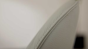 Tischgruppe Interliving aus Leder in Beige Interliving Esszimmer Serie 5115 - sechsteilige Essgruppe milchkaffeefarbenes Leder Tendens Latte, anthrazitfarbenes Metall & astige Eiche