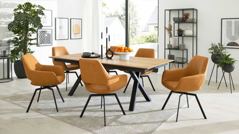 Tischgruppe Interliving aus Stoff in Orange Interliving Esszimmer Serie 5112 - Essgruppe im Skandi-Look kurkumafarbene Mikrofaser Gavin A3, anthrazitfarbenes Metall & goldbraune Halifax Eiche