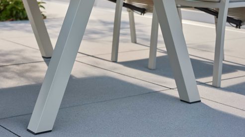 Gartentisch Interliving aus Metall in Beige Interliving Gartenmöbel Serie 7011 - Essgruppe mit vier Stühlen beiger gesinterter Stein, Rope & Olefin, taupefarbenes Aluminium