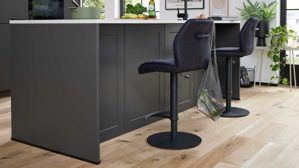Einbauküche Interliving aus Holz in Schwarz Interliving Küche Serie 3088 mit AEG-Einbaugeräten Graphit – zweizeilig