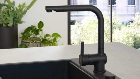 Einbauküche Interliving aus Holz in Schwarz Interliving Küche Serie 3088 mit AEG-Einbaugeräten Graphit – zweizeilig