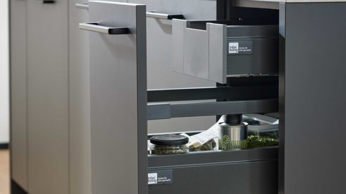 Einbauküche Interliving aus Holz in Schwarz Interliving Küche Serie 3088 mit AEG-Einbaugeräten Graphit – zweizeilig