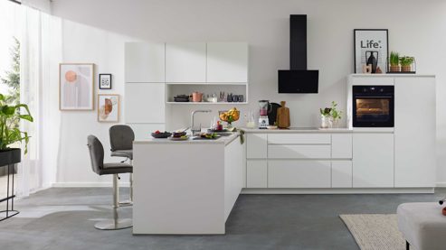 Einbauküche Interliving aus Holz in Weiß Interliving Küche Serie 3089 mit AEG-Einbaugeräten Weiß – Stellfläche ca. 220 x 480 cm