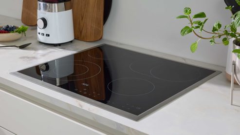 Einbauküche Interliving aus Holz in Weiß Interliving Küche Serie 3089 mit AEG-Einbaugeräten Weiß – Stellfläche ca. 220 x 480 cm