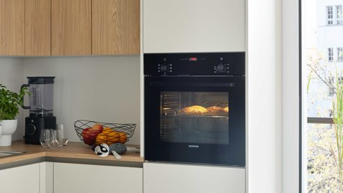 Einbauküche Interliving aus Holz in Holzfarben Interliving Küche Serie 3092 mit SIEMENS Einbaugeräten Sahara & Goldeiche - Stellfläche ca. 430 x 187 cm