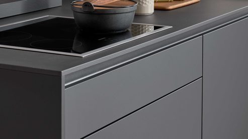 Einbauküche Interliving aus Holz in Schwarz Interliving Küche Serie 3091 mit SIEMENS Einbaugeräten Schwarz - zweizeilig