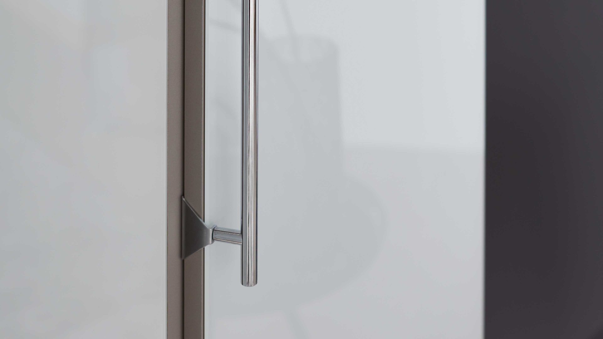 Kleiderschrank Interliving aus Spiegel in Grau Interliving Kleiderschrank Serie 1205 – Kleiderschrank Kieselgrau & Spiegel – zwei Türen, zwei Schubladen, Breite ca. 100 cm