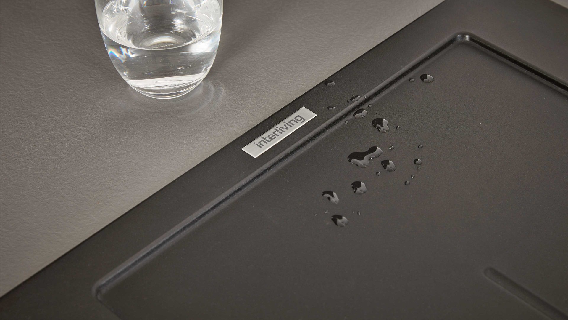 Einbauküche Interliving aus Holz in Weiß Interliving Küche Serie 3032 mit privileg Einbaugeräten Weiß & Quarzgrau - Stellfläche ca. 395 x 245 cm