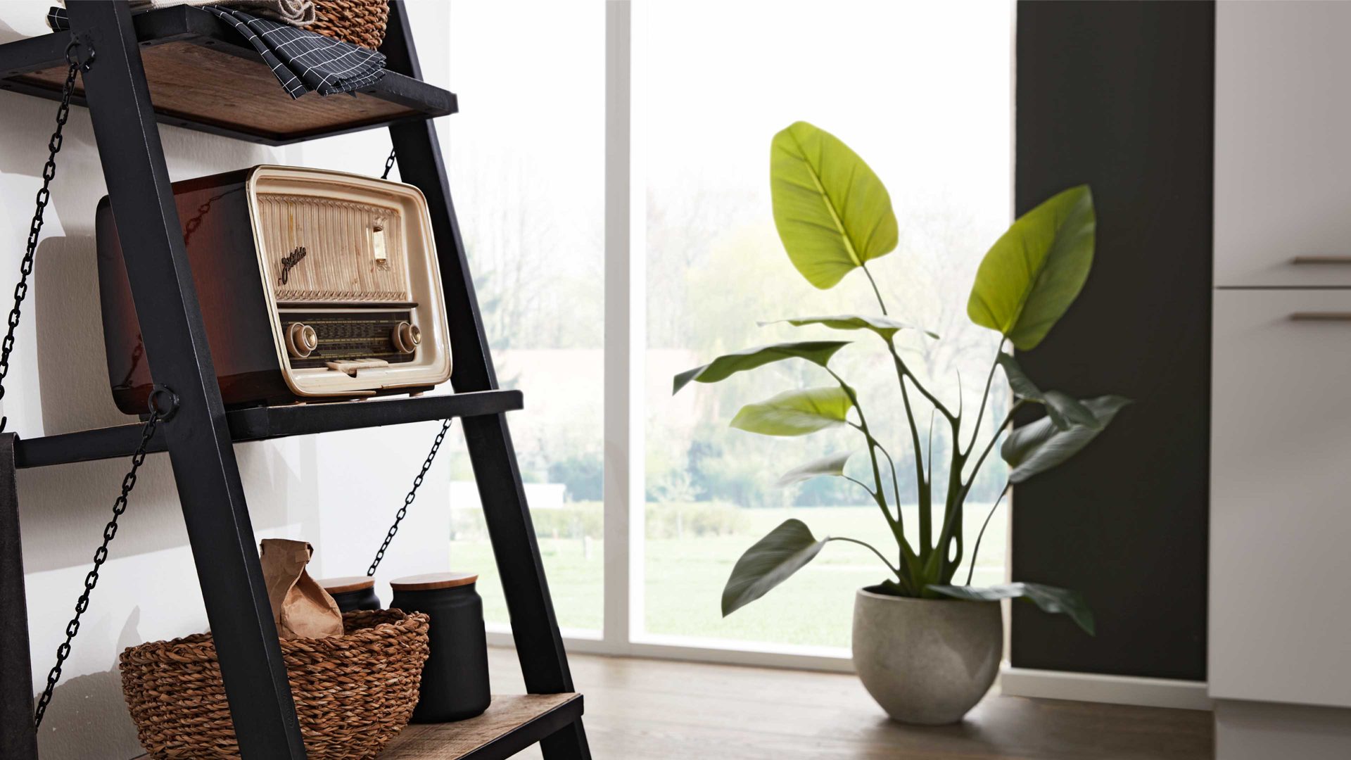 Einbauküche Interliving aus Holz in Grau Interliving Küche Serie 3028 mit Miele-Einbaugeräten Platingrau & Castell Eiche - zweizeilig