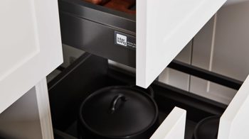 Einbauküche Interliving aus Holz in Weiß Interliving Küche Serie 3029 mit AEG-Einbaugeräten Mattweiß, Quarzgrau & Vulkaneiche - zweizeilig