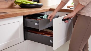 Einbauküche Interliving aus Holz in Weiß Interliving Küche Serie 3029 mit AEG-Einbaugeräten Mattweiß, Quarzgrau & Vulkaneiche - zweizeilig